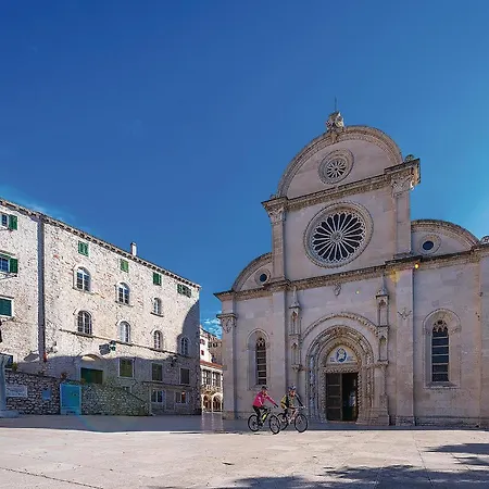 3 Bedroom Amazing In Mravnica Holiday home Mravnica (Sibenik)