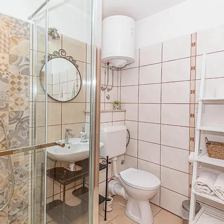 3 Bedroom Amazing In Mravnica *