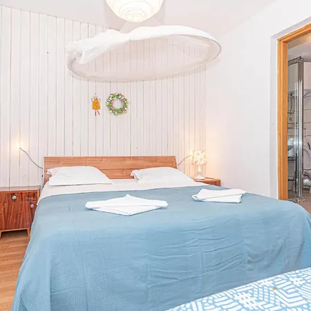3 Bedroom Amazing In Mravnica Holiday home Mravnica (Sibenik)
