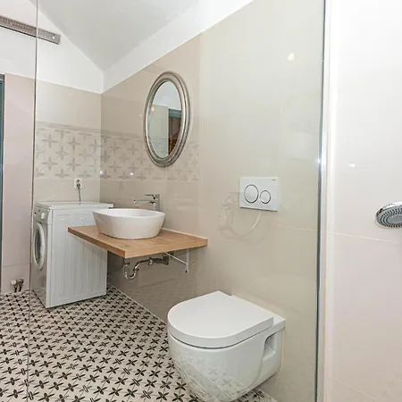 3 Bedroom Amazing In Mravnica * Mravnica (Sibenik)