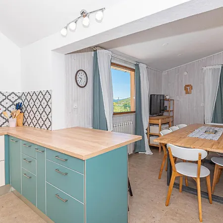 3 Bedroom Amazing In Mravnica Holiday home