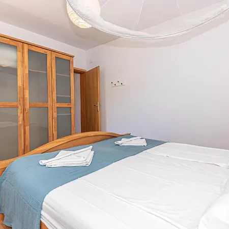 3 Bedroom Amazing In Mravnica *