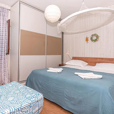 3 Bedroom Amazing In Mravnica Mravnica (Sibenik)