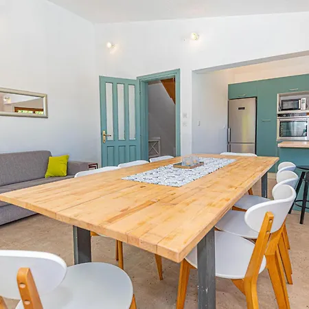 3 Bedroom Amazing In Mravnica Holiday home
