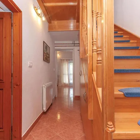 3 Bedroom Amazing In Mravnica *