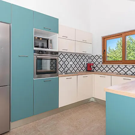 3 Bedroom Amazing In Mravnica Holiday home