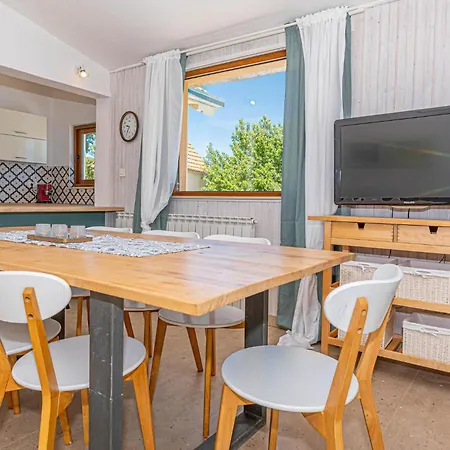 3 Bedroom Amazing In Mravnica *