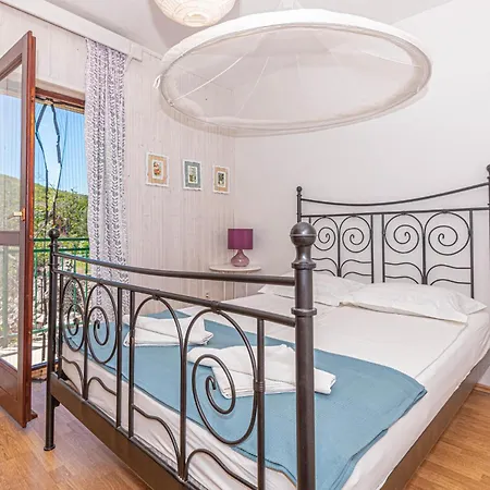 3 Bedroom Amazing In Mravnica Mravnica (Sibenik)