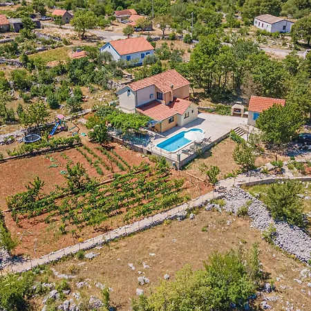 3 Bedroom Amazing In Mravnica