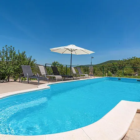 3 Bedroom Amazing In Mravnica Holiday home