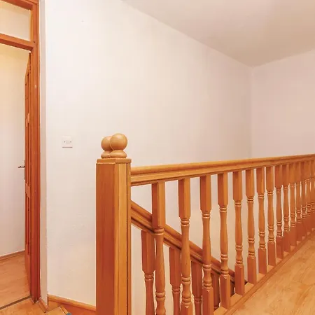 3 Bedroom Amazing In Mravnica *