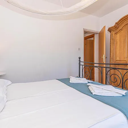 3 Bedroom Amazing In Mravnica Holiday home Mravnica (Sibenik)
